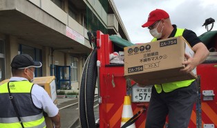 UD Trucks donates 5,000 masks to Oya elementary school in Ageo